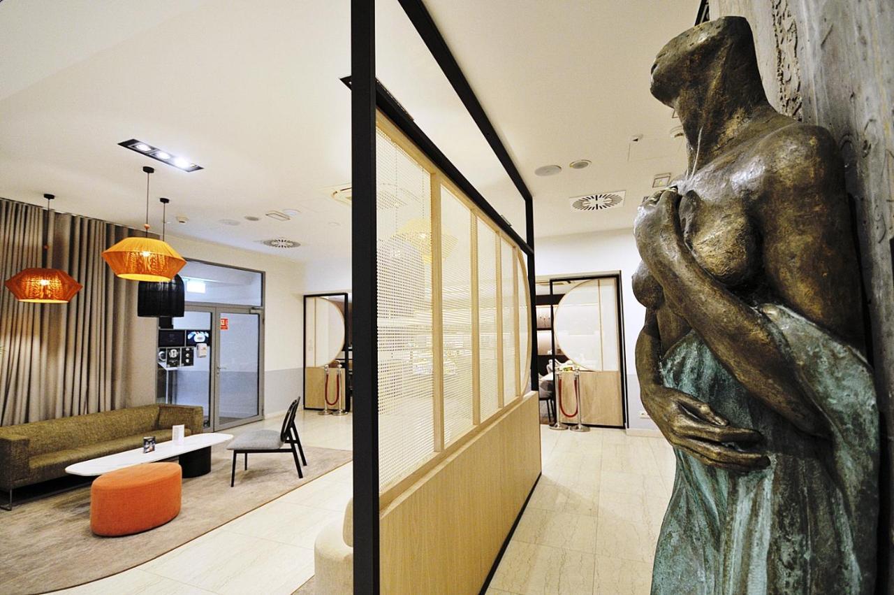 423 W Royal Tulip 200 M Plaza Dobruk Apartment *